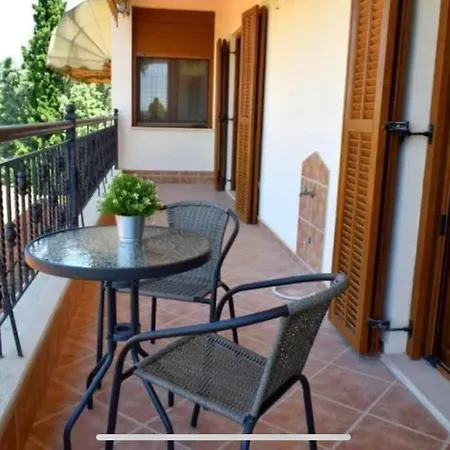 Luxury Appartment, Only 7 Minutes From Thessaloniki Airport And 15 Minutes From Center ,for 8-23 People Also For Gatherings And Parties