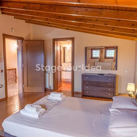 Luxury Appartment, Only 7 Minutes From Thessaloniki Airport And 15 Minutes From Center ,for 8-23 People Also For Gatherings And Parties Apartment