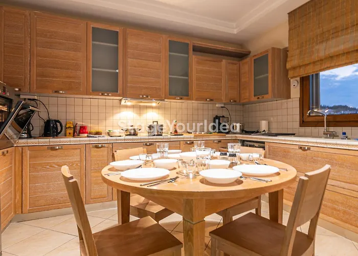 Apartman Luxury Appartment, Only 7 Minutes From Thessaloniki Airport And 15 Minutes From Center ,for 8-23 People Also For Gatherings And Parties