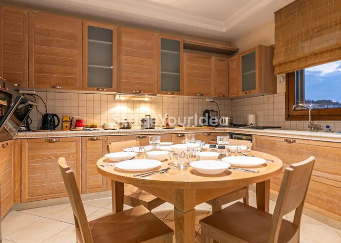 Luxury Appartment, Only 7 Minutes From Thessaloniki Airport And 15 Minutes From Center ,for 8-23 People Also For Gatherings And Parties Apartman *